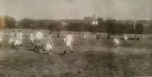 5.9.1909. Foto des allerersten Spiels auf dem Kickersplatz an der Randersackerer Straße. Kickers gewinnen gegen den 1. FC Nürnberg 1b mit 5:3.